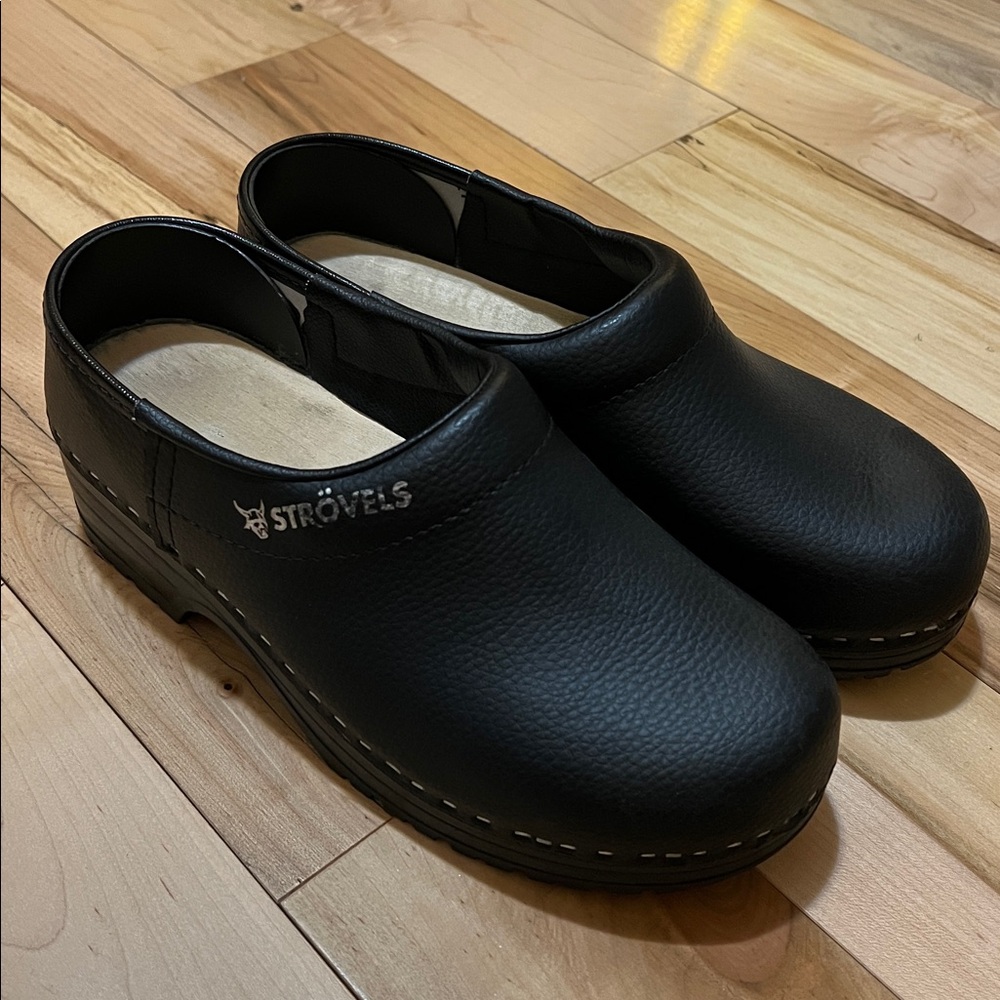 Strovels 304 Black Leather Clogs - Picture 3 of 16
